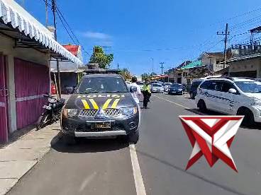 Kapolsek Bantur melaksanakan pengaturan lalu lintas jelang rombongan jemaah haji berangkat - PoliceTube