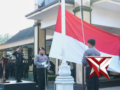 Kapolres Kediri Kota AKBP Dr. Anggi Saputra Ibrahim, S.H., S.I.K., M.H., memimpin pelaksanaan Upacar