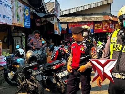 Polsek Pakal Patroli Di Pasar Cek Harga Kebutuhan pokok