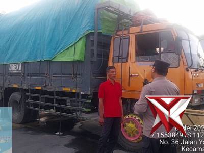 Polsek Kawasan Pelabuhan melaksanakan pembatasan jam operasional truk di Wilayah Pelabuhan Gresik
