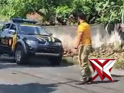 Polsek Purwoasri Polres Kediri bersama masyarakat melaksanakan kegiatan penambalan jalan berlubang - PoliceTube