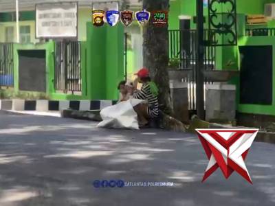 Hadir tidak hanya untuk menjaga keamanan, tetapi juga berbagi kepedulian - PoliceTube