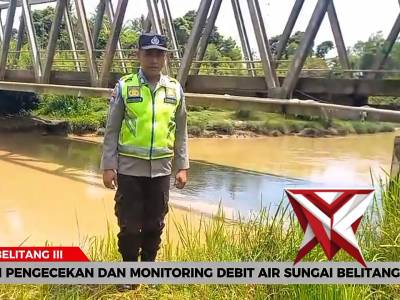 Polsek Belitang III Patroli pengecekan debit air sungai Belitang - PoliceTube