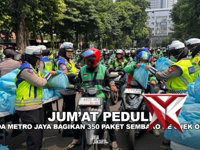 Melalui kegiatan Jumat Peduli, Polda Metro Jaya membagikan 350 paket sembako kepada rekan-rekan ojek