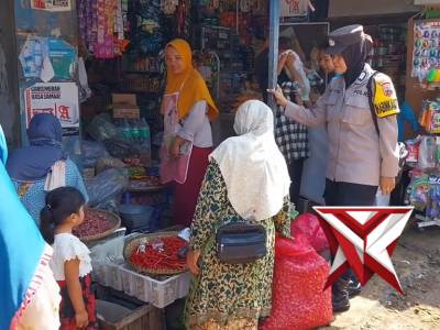 Kami Hadir Untuk Masyarakat, Bhabinkamtibmas Polsek Wonotunggal Sambang Pasar