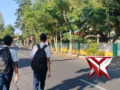 PENGATURAN ARUS LALU LINTAS DI DEPAN SEKOLAH SMPN GALIS