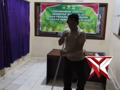 Anggota Polsek Ulu Ogan melaksanakan kegiatan pembersihan di lingkungan Mako Polsek Ulu Ogan.