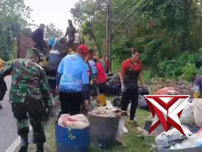 Polsek Brondong bersama Warga bergotong royong membersihkan lingkungan