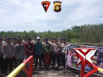 Personel Kompi 2 Batalyon C Pelopor Melaksanakan Bakti Sosial Pembangunan Jembatan Merah Putih