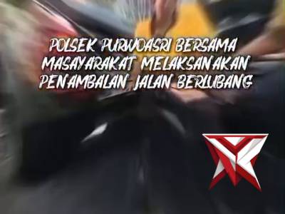Polsek Purwoasri Polres Kediri bersama masyarakat melaksanakan kegiatan penambalan jalan berlubang