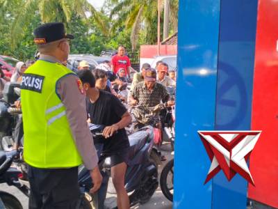 Kapolsek BMT turun langsung melakukan monitoring dan pengamanan mengantisipasi dampak kelangkaan BBM - PoliceTube