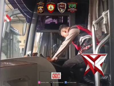 Memanaskan kendaraan bus dalmas.,,,??? - PoliceTube