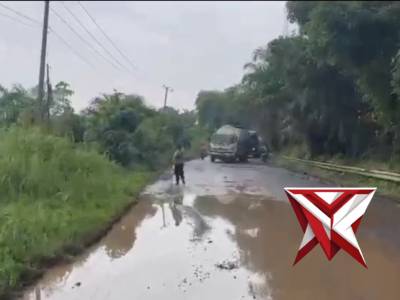 Pengaturan lalu lintas oleh Personil Polsek Rambang Niru
