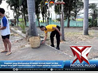 Polres Probolinggo Polda Jatim melaksanakan kegiatan Bakti Religi di Masjid Aminah Mukri - PoliceTube