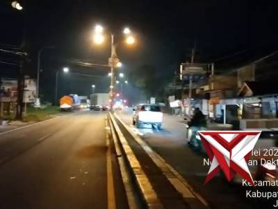 Polsek Lawang pengaturan arus lalin contra flow arah surabaya malang truk muatan tebu