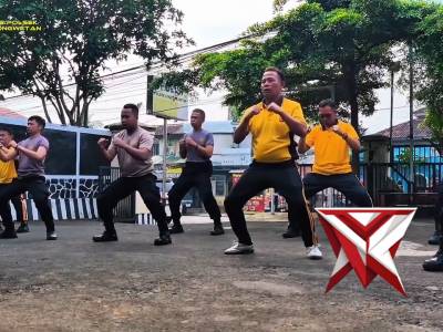 OLAHRAGA BERSAMA PERSONIL DAN STAF POLSEK CIKALONGWETAN  Menjaga kebugaran jasmani dan kekompakan ad
