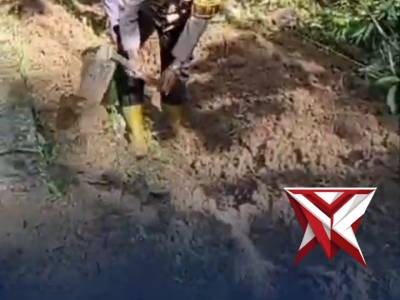 Bhabinkamtibmas Polsek Kebasen Banyumas Kerja Bakti bersama Warga.