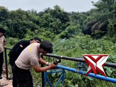 Polsek Bayung Lencir Revitalisasi Jembatan Warga ????