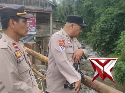 Cegah Banjir, Personel Polsek Talang Padang Cek Debit Air Sungai - PoliceTube