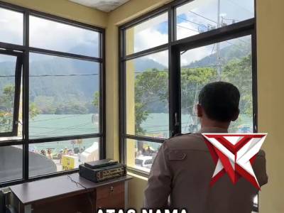 Di tengah ramainya Telaga Sarangan, sempat ada momen bikin deg-degan&mdash;seorang anak terpisah dari ibu - PoliceTube