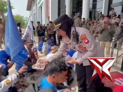 Polwan Polda Kalbar Berbagi