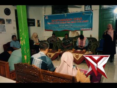 ANGGOTA BHABINKAMTIBMAS POLSEK KALIGONDANG MELAKSANAKAN GIAT MUSDES BRECEK