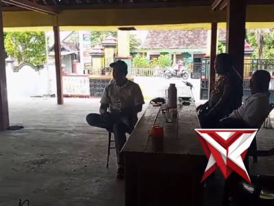 GIAT BHABIN POLSEK BALONGPANGGANG ANJANSANA KE BALAI DESA TENGGOR