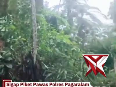 Sigap piket pawas polres Pagaralam mendatangi TKP tanah longsor - PoliceTube