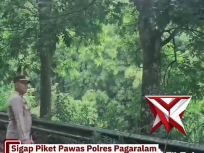 Sigap piket pawas polres Pagaralam mendatangi TKP tanah longsor - PoliceTube
