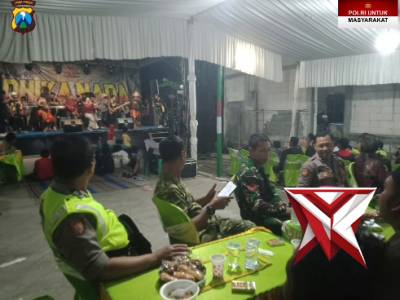 Anggota polsek kabuh melaksanakan pengamanan musik elektone dikananda di desa genengan jasem