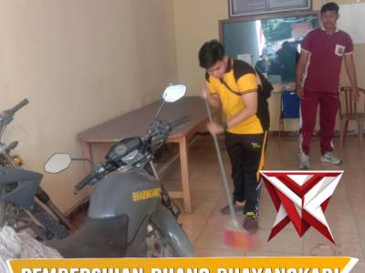 SW 2. Kegiatan pembersihan Mako dan ruang Bhayangkari  dalam rangka Belida Asri.