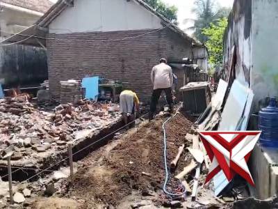 Anggota Polsek Jatiroto membantu masyarakat