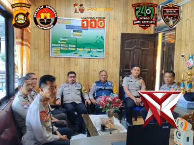 Kapolsek dan bhabinkamtibmas Polsek Semendo mengikuti zoom dari polres muara Enim yang di pimpin ole - PoliceTube
