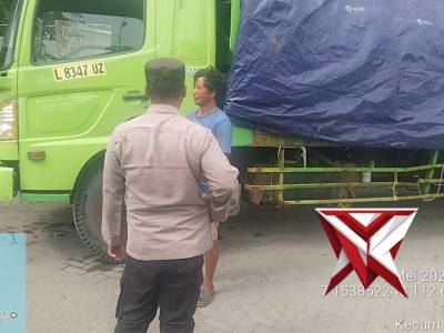 Polsek Kawasan Pelabuhan melaksanakan giat pembatasan jam operasional truk di Wilayah Pelabuhan