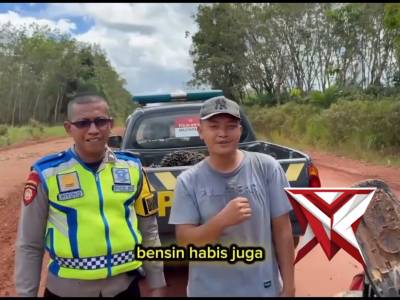 Aipda nPitoyo dan Briptu Krisma saat sedang melaksanakan Patroli diperbatasan melihat pengendara sep