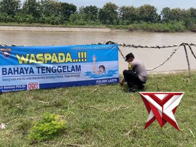 Pemasangan banner waspada tenggelam