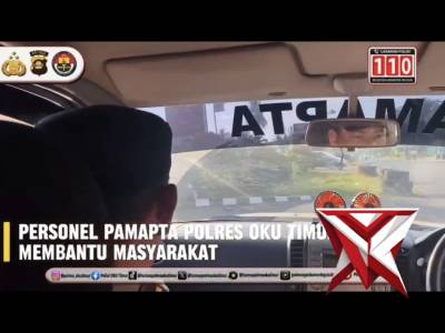 Pamapta 3 Polres OKU Timur membantu mobil yang tersangkut di pembatas jalan.