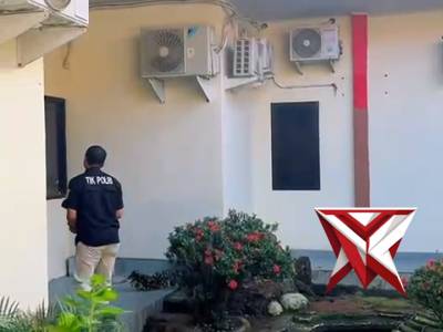 Persiapan perangkat soundsystem oleh personil Si Tik Polres Muara Enim untuk kegiatan Audit Kinerja