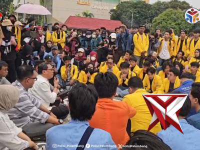 Repost @polisi_palembang
&ldquo;Kapolrestabes Palembang Sambut Langsung Aksi BEM Sumsel, Aspirasi Mahasis