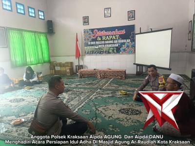 Anggota Polsek Kraksaan Aipda AGUNG Dan Aipda DANU Menghadiri Acara Persiapan Idul Adha Di Masjid A - PoliceTube