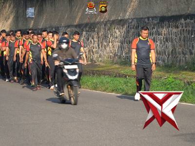Personel Batalyon A Pelopor Satbrimob Polda Sumsel melaksanakan kegiatan olahraga pagi