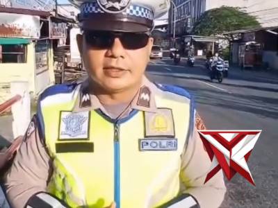 Di tengah kesibukan mengatur arus lalu lintas pagi, personel Ditlantas Polda Kepulauan Bangka