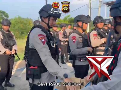 PERSONEL KOMPI 1 BATALYON D PELOPOR SATBRIMOB POLDA SUMSEL MELAKSANAKAN GIAT RABU SEDEKAH