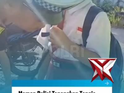 Momen polisi menenangkan anak sekolah telat di jemput