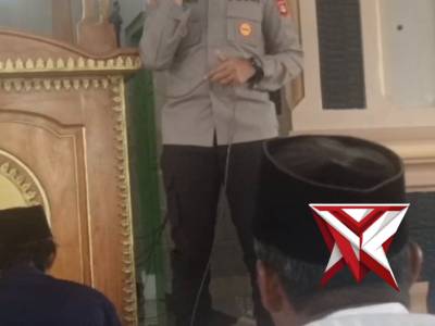 Kapolsek Belitang III Iptu Sapariyanto,S.H  Safari Sholat Jum'at di Masjid Agung At Taqwa Nusa Bakti