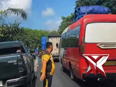 6. Pengaturan lalulintas akibat kecelakaan di Desa Peninggalan - PoliceTube