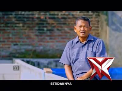 Di balik seragamnya, Aiptu Yustar Hamidi punya cara lain untuk mengabdi ini memberi pakan lele.
