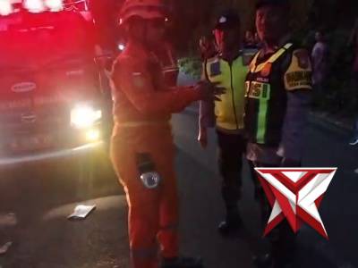 Gerak Cepat Polsek Tajinan bersama Damkar Kab Malang dalam memadamkan api di tempat pembuangan sampa