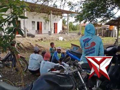 Aksi Nyata??Aipda Sedana Bantu Warga Bersihkan Areal Masjid di Desa Binaan?? - PoliceTube