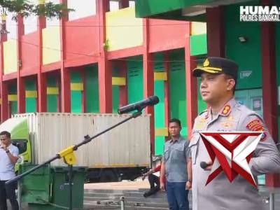 PENGAMANAN PERTANDINGAN SEPAK BOLA BRI LIGA 1 ANTARA MADURA UNITED FC VS PSM MAKASSAR